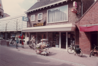 Bekijk detail van "HV04264: De Winkel van drogisterij Ter Veen aan de Voorstraat in Hardenberg."