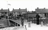 Bekijk detail van "HV04323: De Loopbrug over het '<span class="highlight">Oelenveer</span>' in de Vogelbuurt in Heemse."