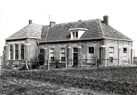 Bekijk detail van "HV04337: De School met Meestershuis in Radewijk."