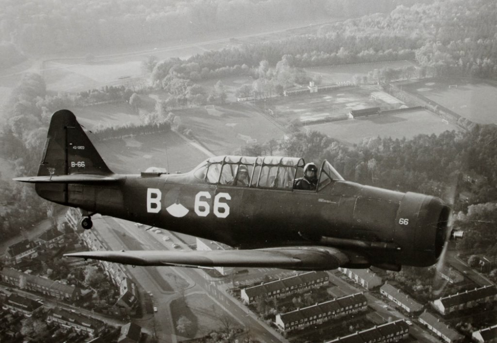 Bekijk detail van "HV04551: Oud Hardenberger Jerry de Witt gefotografeerd als piloot in een Harvard lesvliegtuig boven Arnhem."