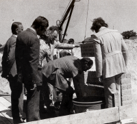 Bekijk detail van "HV04624: Eerste Steenlegging uitbreiding Gemeentehuis van Hardenberg."