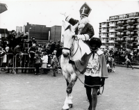 Bekijk detail van "HV04687: De Binnenkomst van Sinterklaas in Hardenberg."