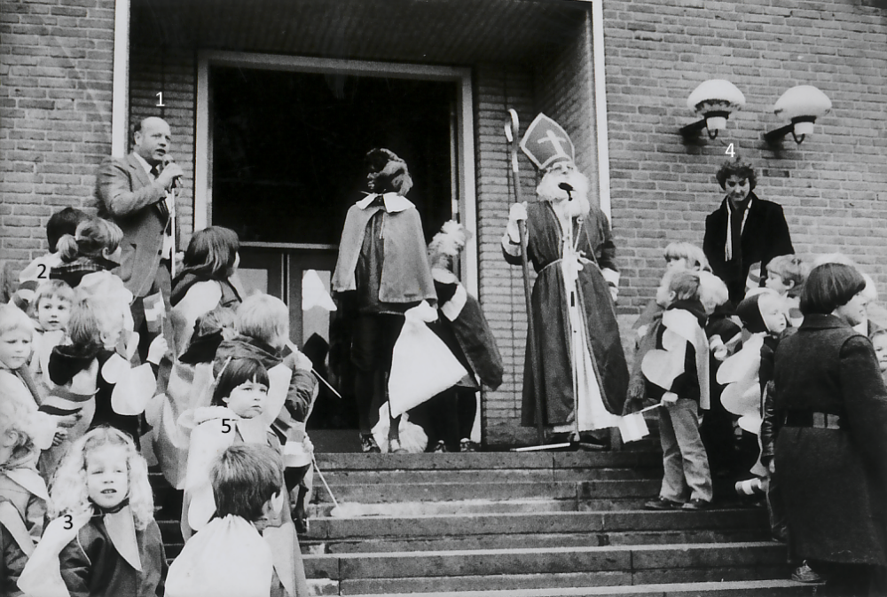 Bekijk detail van "HV04693: Sinterklaas aankomst in Hardenberg, 1981."