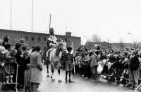 Bekijk detail van "HV04696: Sinterklaas in Hardenberg, binnenkomst van Sinterklaas in 1981."