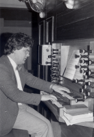 Bekijk detail van "HV04805: Freddy Veldkamp bespeelt het orgel in de Stephanus-kerk."