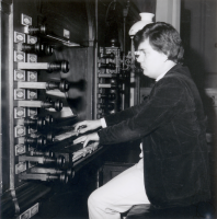 Bekijk detail van "HV04825: Organist Freddy Veldkamp achter het klavier van een orgel."