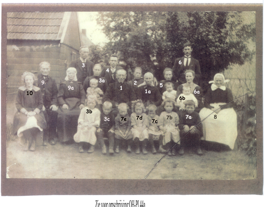 Bekijk detail van "HV05133: De Fam. Jan Lotterman met zijn 2e vrouw Jennigje Bosman, samen met hun kinderen en kleinkinderen en nog enkele bekenden."