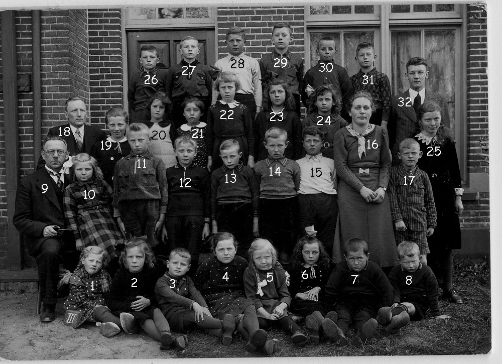 Bekijk detail van "HV05175: Leerlingen en Onderwijzend Personeel van de Gereformeerde School in Heemse."