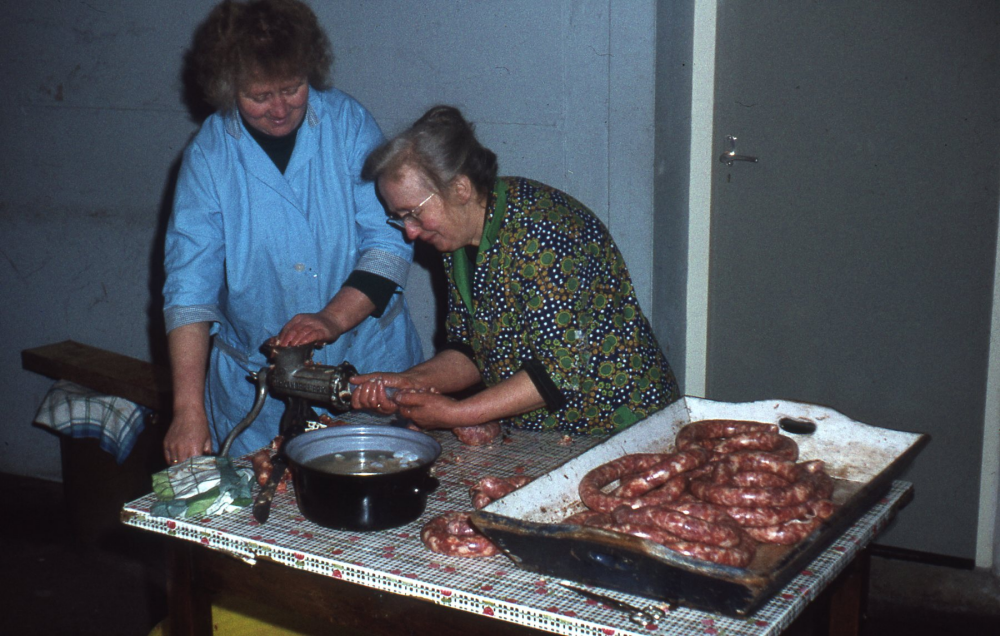 Bekijk detail van "HV05299K: De dames Dorman, bezig met het maken van metworst."