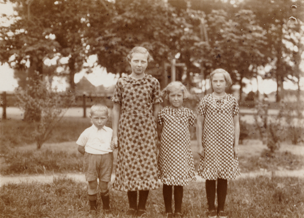 Bekijk detail van "HV05617: Jan, Jennegien, Jantina en Geesje Bouwhuis uit Collendoorn."