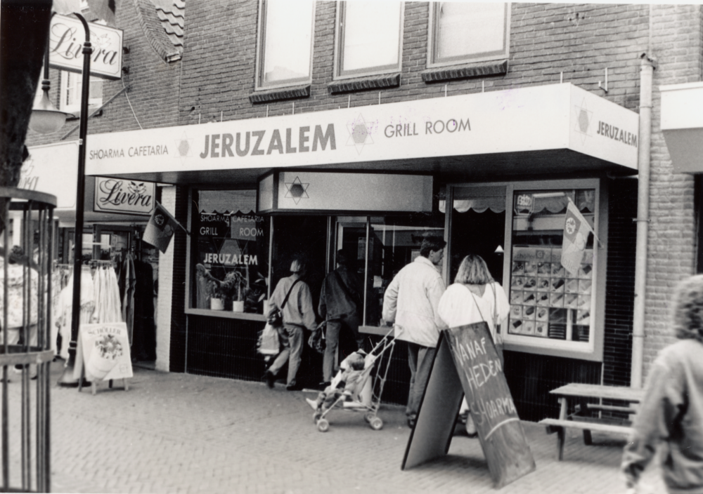 Bekijk detail van "HV05655: Grill Room Jeruzalem in de Voorstraat in Hardenberg."