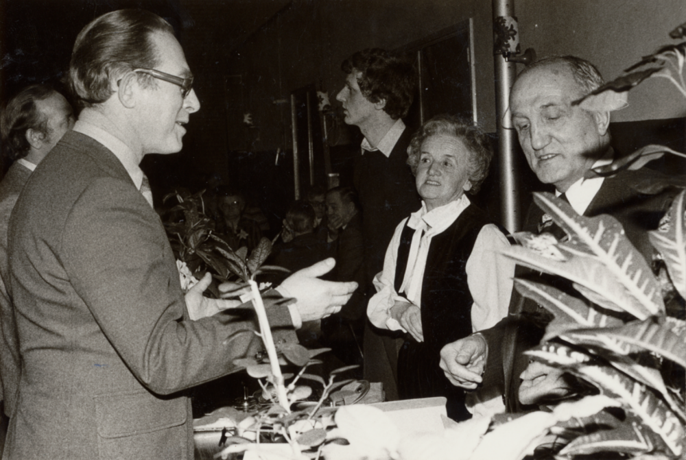 Bekijk detail van "HV05683: Receptie vanwege het 75-jarig jubileum van drogisterij ter Veen in De Krim."