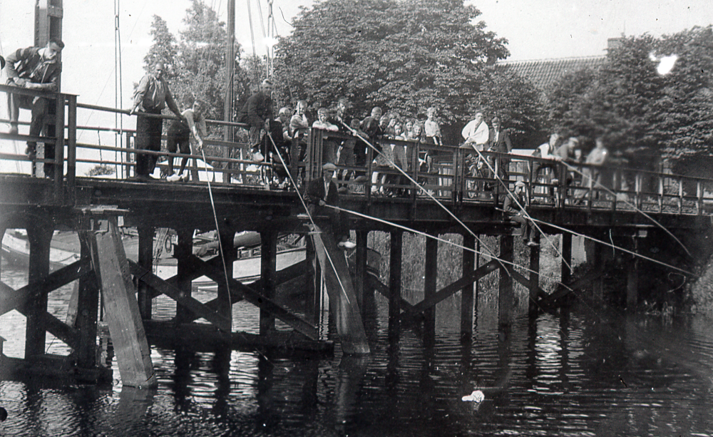 Bekijk detail van "HV06262: Een Viswedstrijd op de Vechtbrug in Hardenberg."