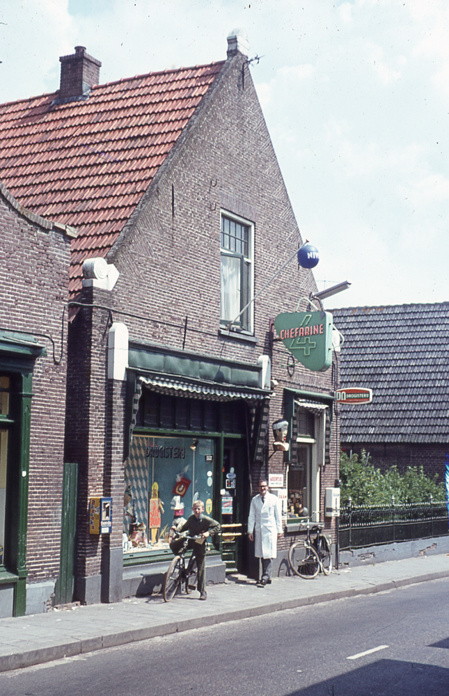 Bekijk detail van "HV06345: Een onbekende Drogisterij aan de Voorstraat in Hardenberg."