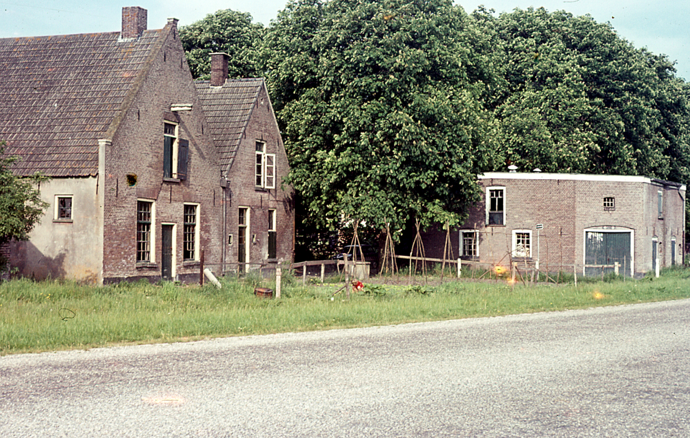 Bekijk detail van "HV06381: Voormalige gebouwen van de fa. Vinke in Heemse."