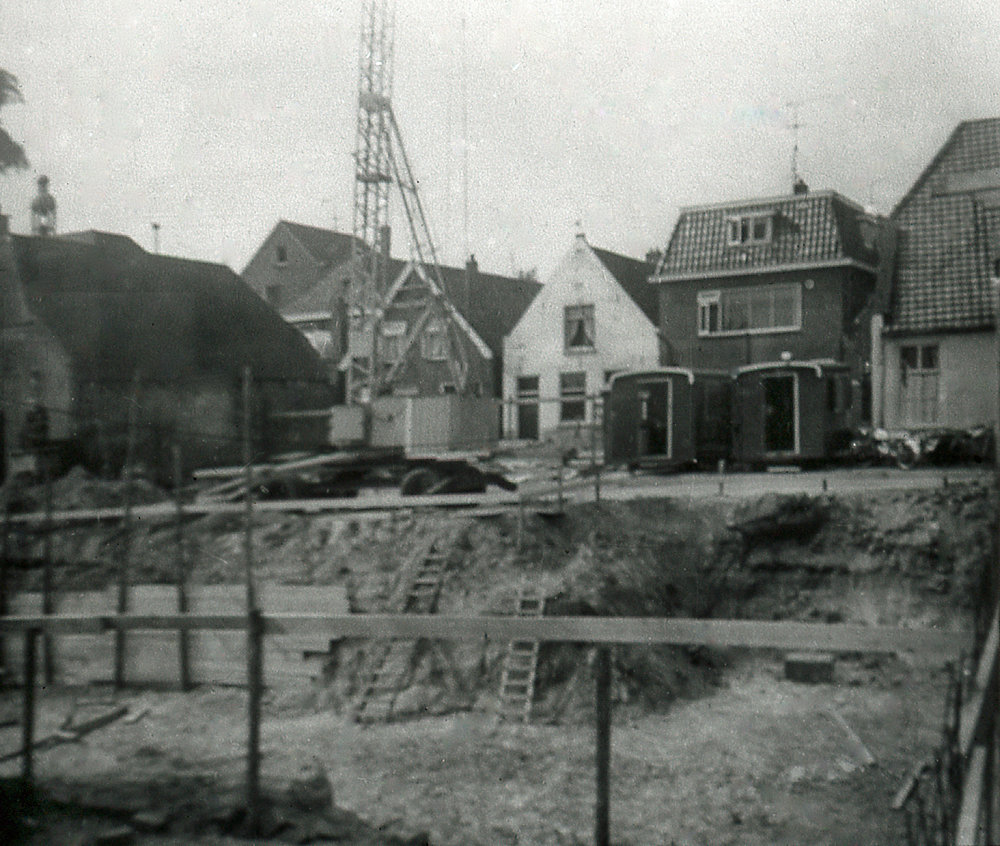 Bekijk detail van "HV06495: Een Bouwput in Hardenberg, waarschijnlijk aan het Wilhelminaplein."