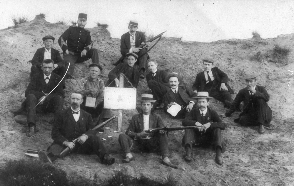 Bekijk detail van "HV06884: De Schietvereniging 'De Roos' rond 1914, bij een schietoefening in het Hardenbergerveld."