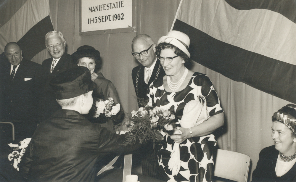 Bekijk detail van "HV08078: 600 jaar Hardenberg. Ontvangstcommissie op het feestterrein op De Brink in Heemse."