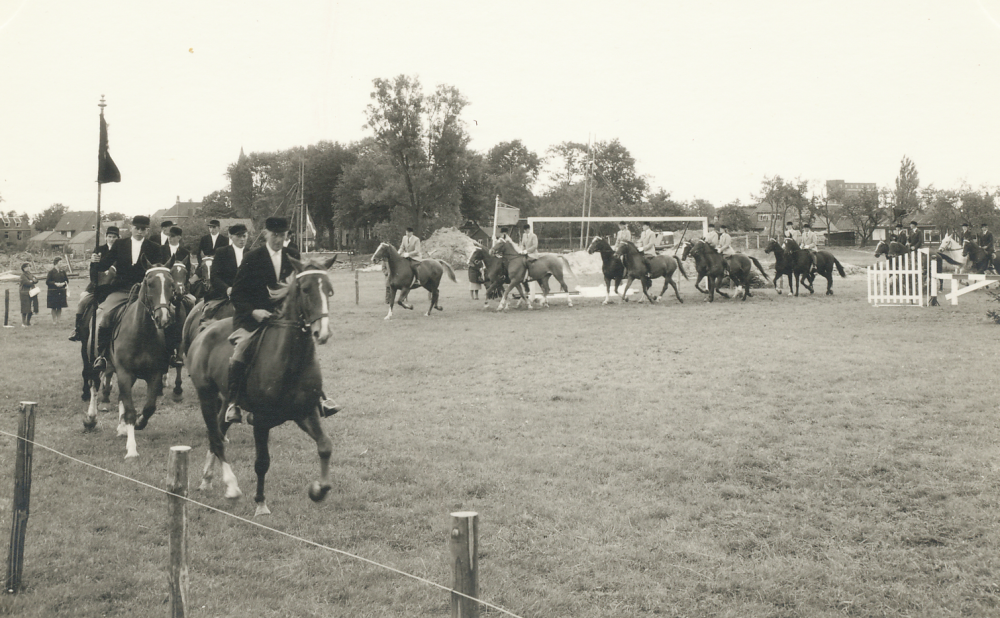 Bekijk detail van "HV08083: 600 jaar Hardenberg, september 1962, ruitersport (Salland ruiters) op het feestterrein op De Brink in Heemse."