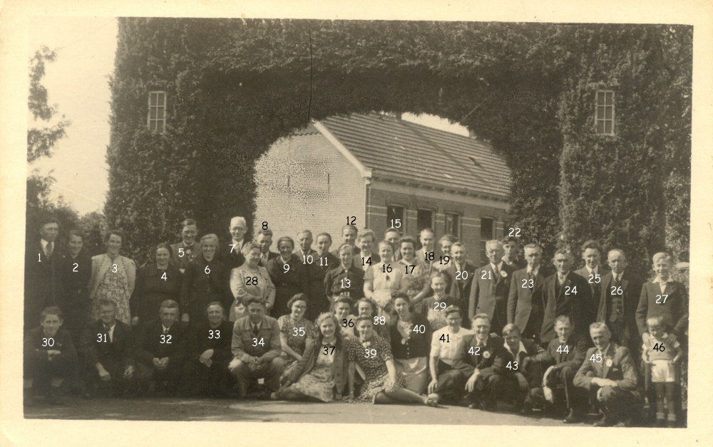 Bekijk detail van "HV08136: De boog stond bij de Gereformeerde school in de <span class="highlight">Weidebuurt</span> in Heemse, met de verzamelde bewoners van dezelfde buurt."