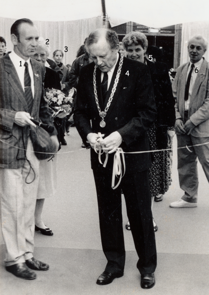 Bekijk detail van "HV08180: Burgemeester Smit verricht de opening van de jaarlijkse beurs van de oranjevereniging van Heemse op het <span class="highlight">Molenplein</span>."