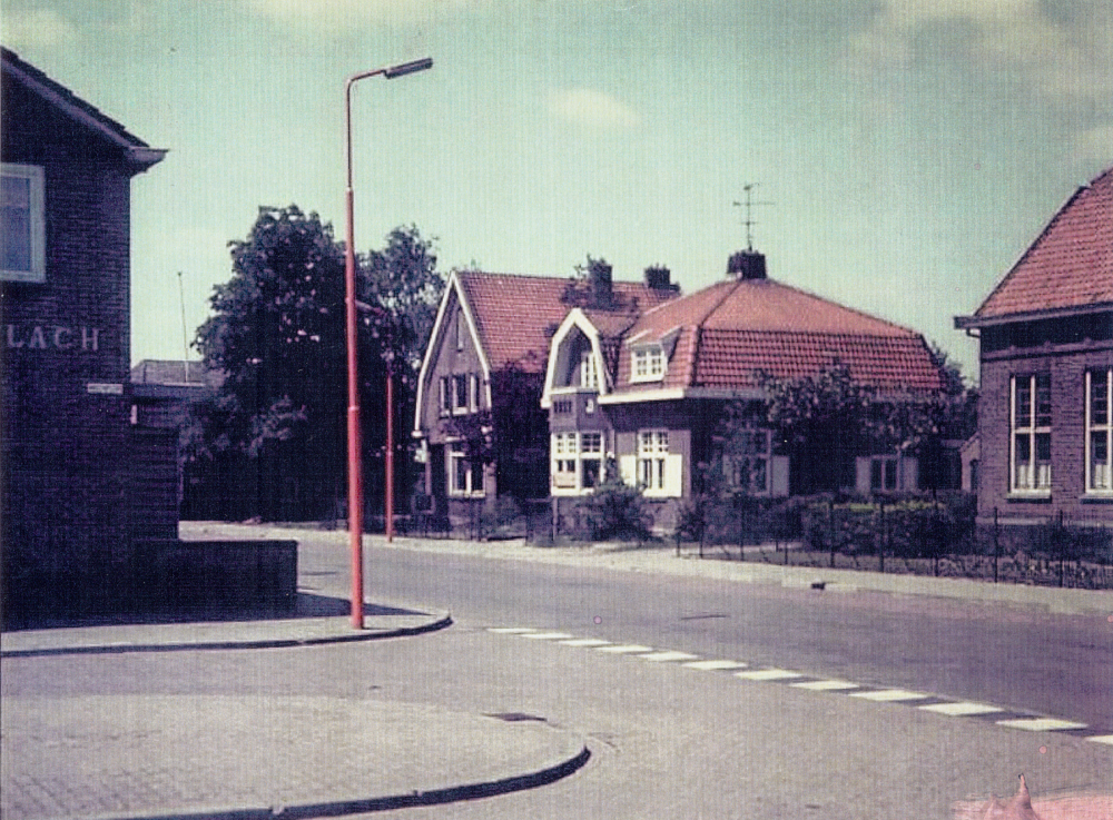 Bekijk detail van "HV08224: De Brink in Heemse, hoek <span class="highlight">Molenplein</span> - De Brink."