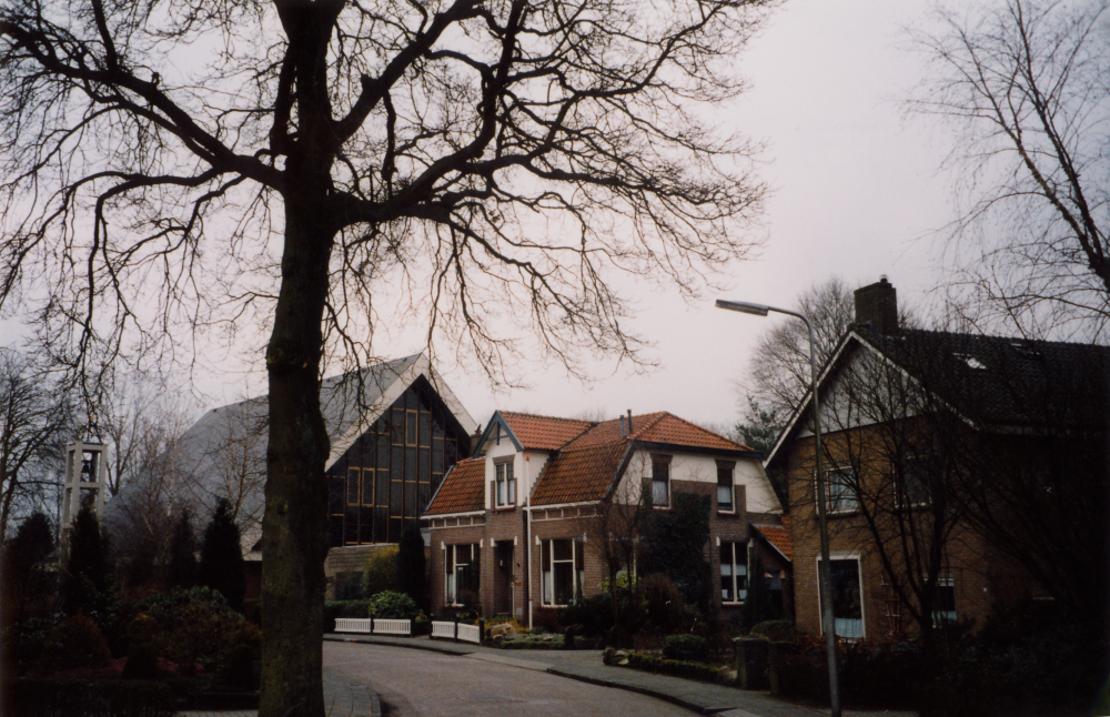 Bekijk detail van "HV08409 :De Gereformeerde Kerk Vrijgemaakt met pastorie in de <span class="highlight">Weidebuurt</span> in Heemse."