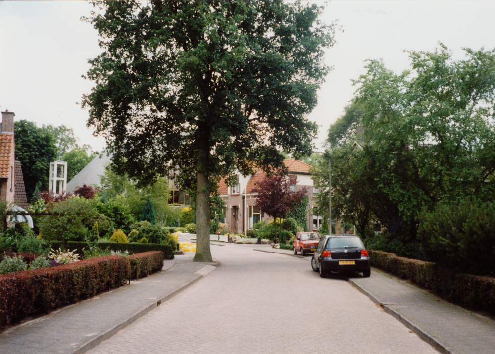 Bekijk detail van "HV08410: De Gereformeerde Kerk Vrijgemaakt met pastorie in de <span class="highlight">Weidebuurt</span> in Heemse."