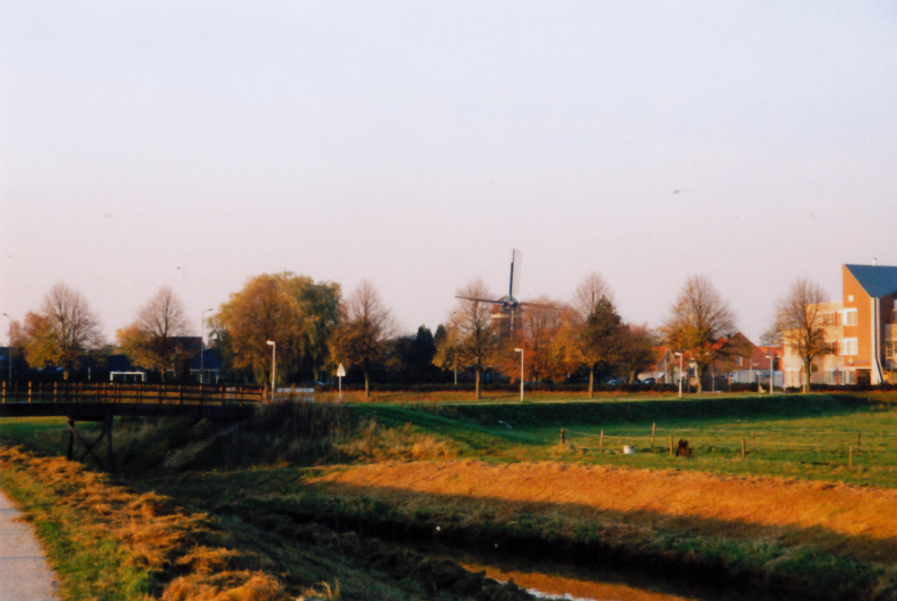 Bekijk detail van "HV08451: Fietsbrug over het <span class="highlight">Oelenveer</span> (links voor), in het midden de Oelemölle op de Brink in Heemse."