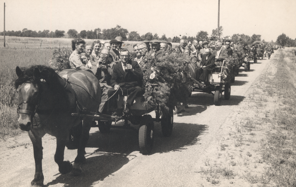 Bekijk detail van "HV08456: In Buurtschap Radewijk werden in 1959 de wegen verhard."