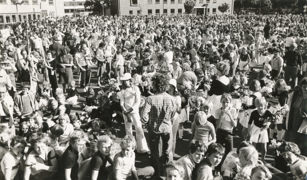 Bekijk detail van "HV08612: De Avondvierdaagse in Hardenberg."