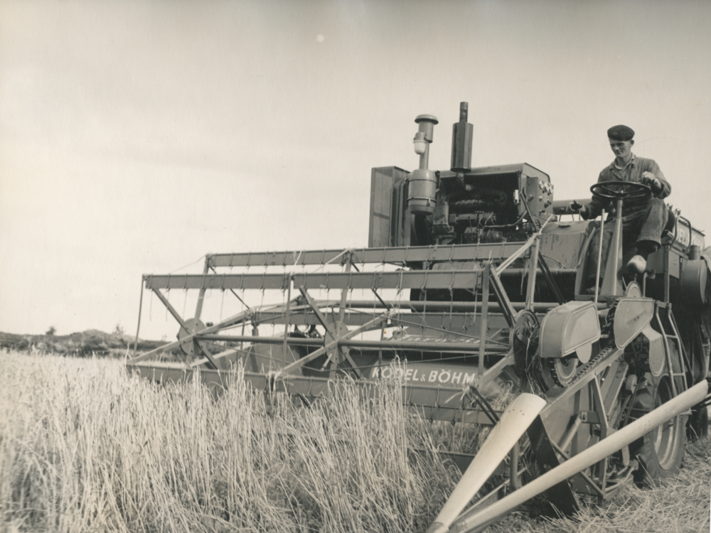 Bekijk detail van "HV08631: Jan Mink op de combine."