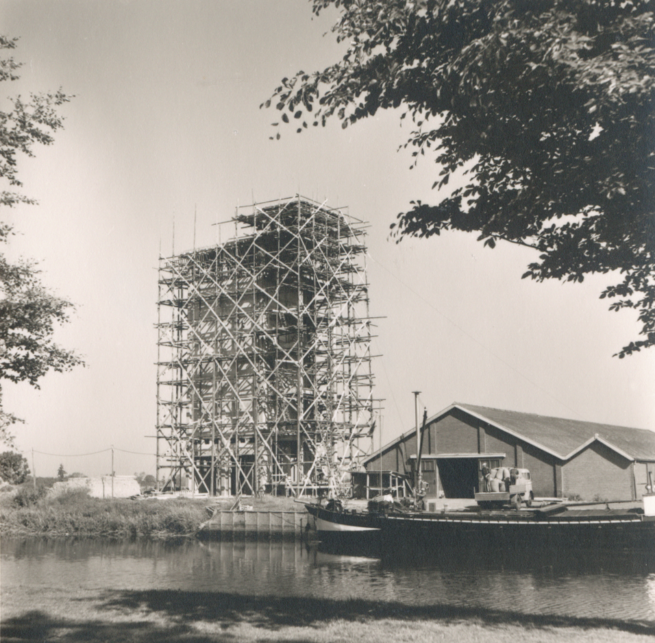 Bekijk detail van "HV08663: De Silo van de coöperatie in Hardenberg, in de steigers."