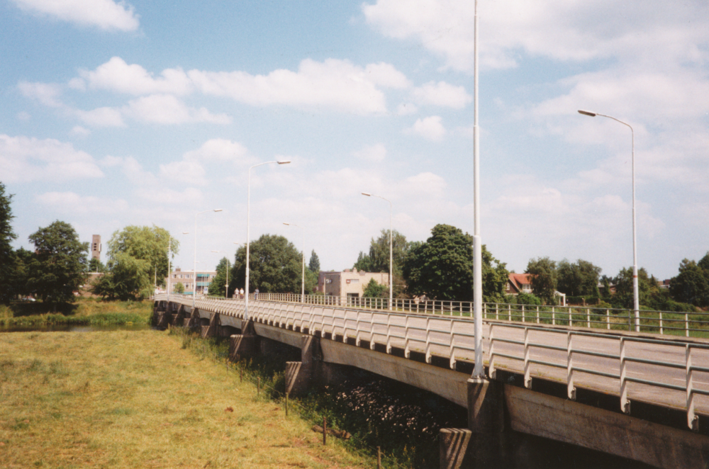 Bekijk detail van "HV08721: De Prins Bernhardbrug, richting Hardenberg."