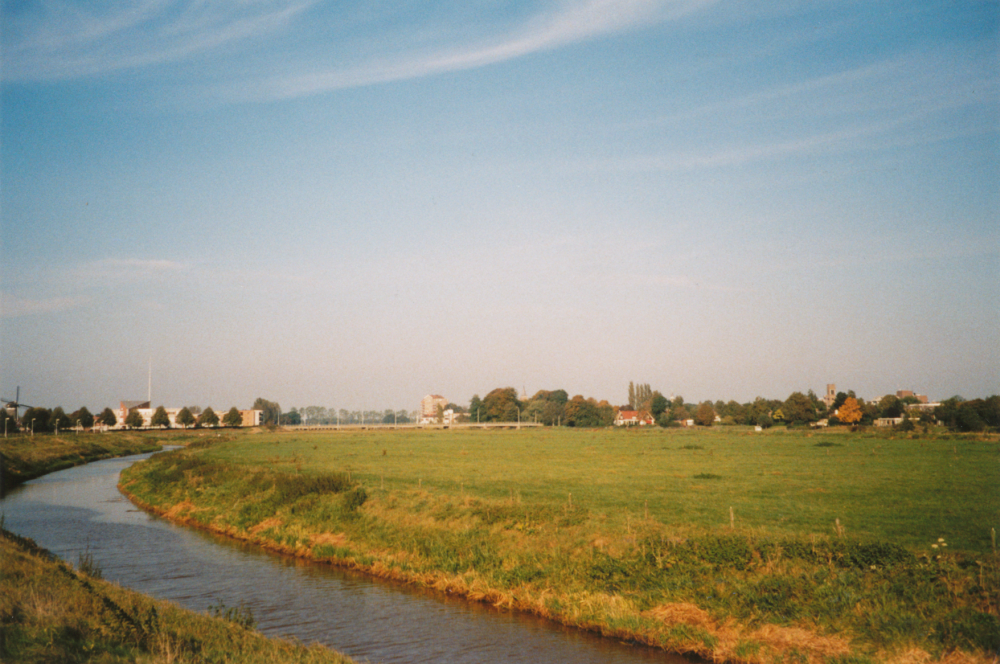 Bekijk detail van "HV08732: Op de voorgrond het <span class="highlight">Oelenveer</span> met op de achtergrond de skyline van Hardenberg."