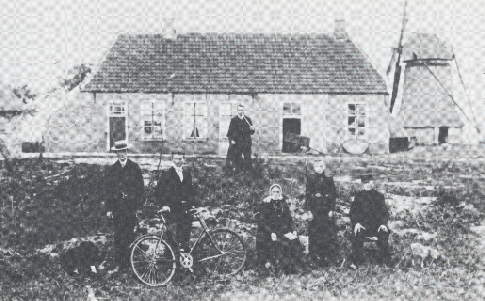 Bekijk detail van "HV08742: De Molen van Van Braam in Kloosterhaar, met de fam. Makkinga."