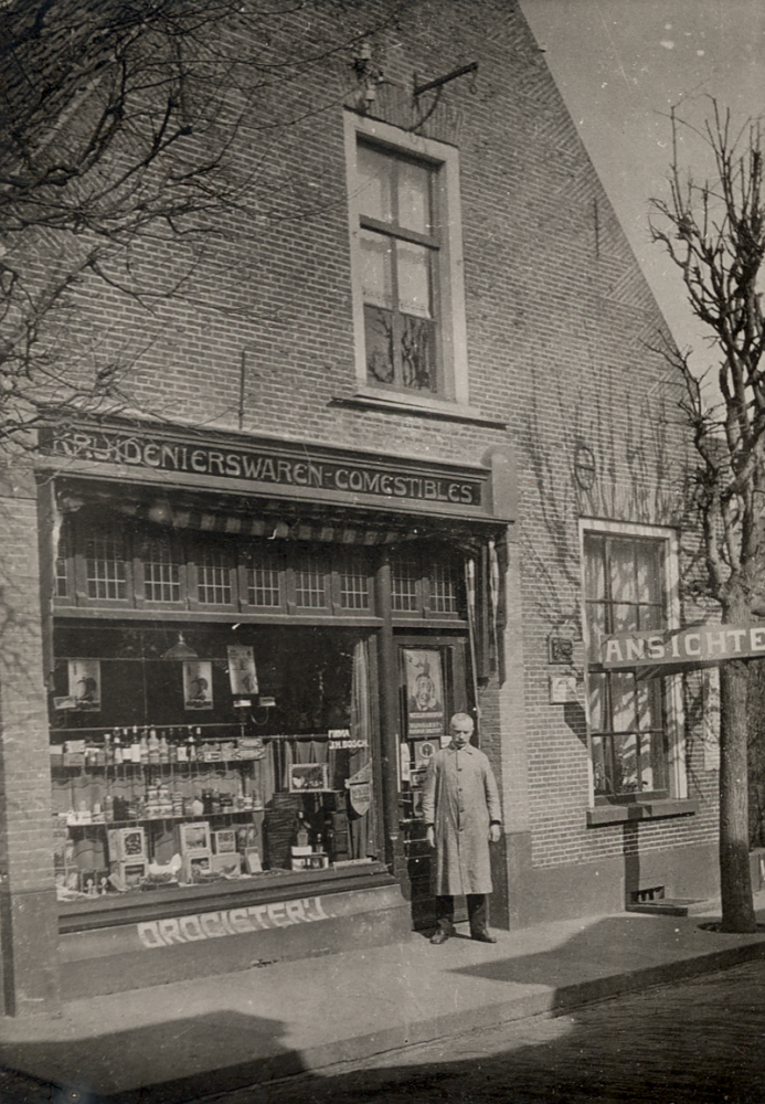 Bekijk detail van "HV08775: De heer Bosch voor zijn drogisterij in de Voorstraat te Hardenberg."