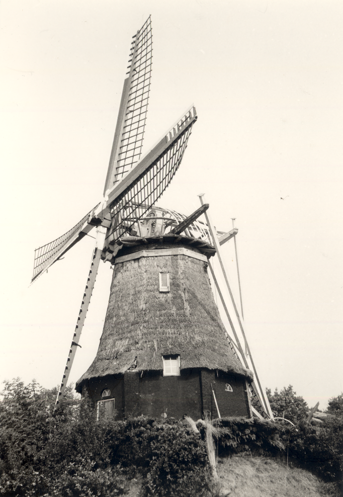 Bekijk detail van "HV08779G: Korenmolen 'De Windlust' in Radewijk, wordt gerestaureerd."