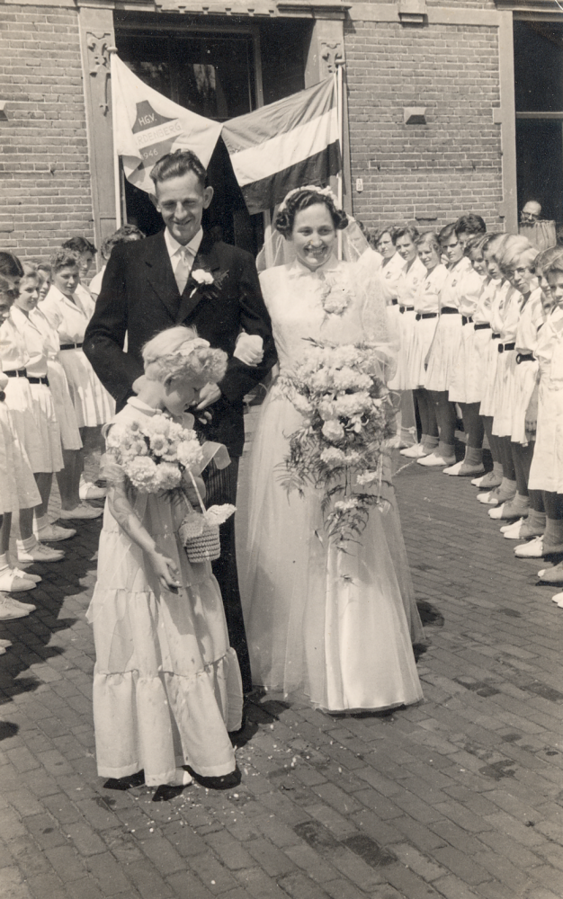 Bekijk detail van "HV08818: De Trouwfoto van Ab en Riek Roelofs - Boerrigter uit Radewijk."