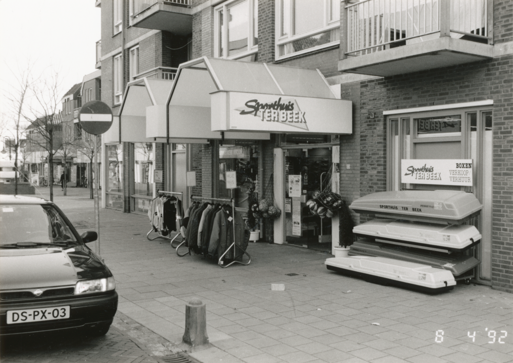 Bekijk detail van "HV08907: Sportzaak Ter Beek aan de Admiraal Helfrichstraat."