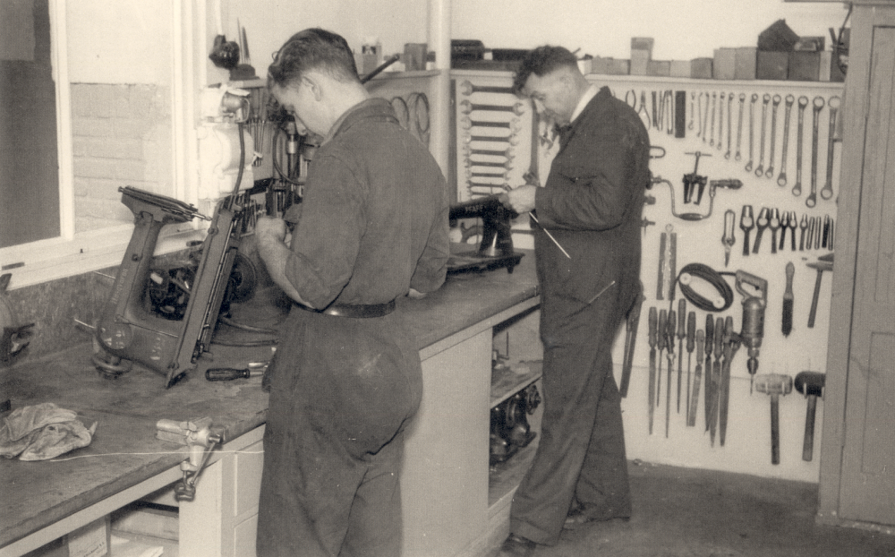 Bekijk detail van "HV09065: Henk Stoel (L) en Harm Menderink bezig in de reparatie werkplaats van de Eltem in Hardenberg."