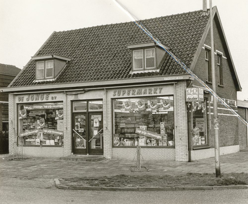 Bekijk detail van "HV09069; Supermarkt  'De Jonge BV' in Lutten."