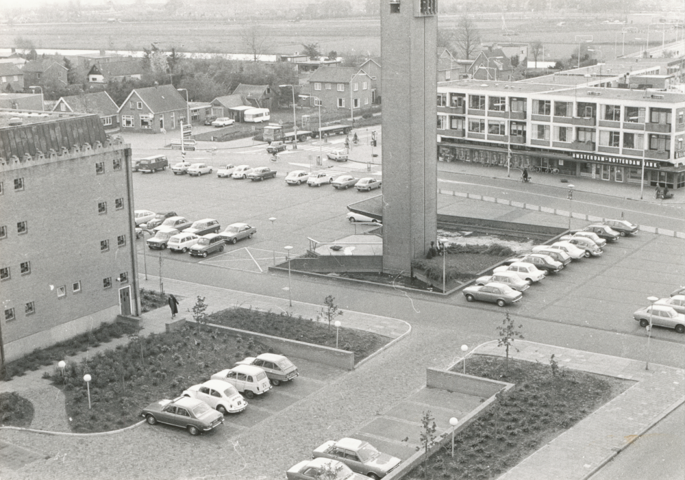 Bekijk detail van "HV09077: Het <span class="highlight">Stephanusplein</span> in Hardenberg, met het Gemeentehuis en Toren met Carillon."