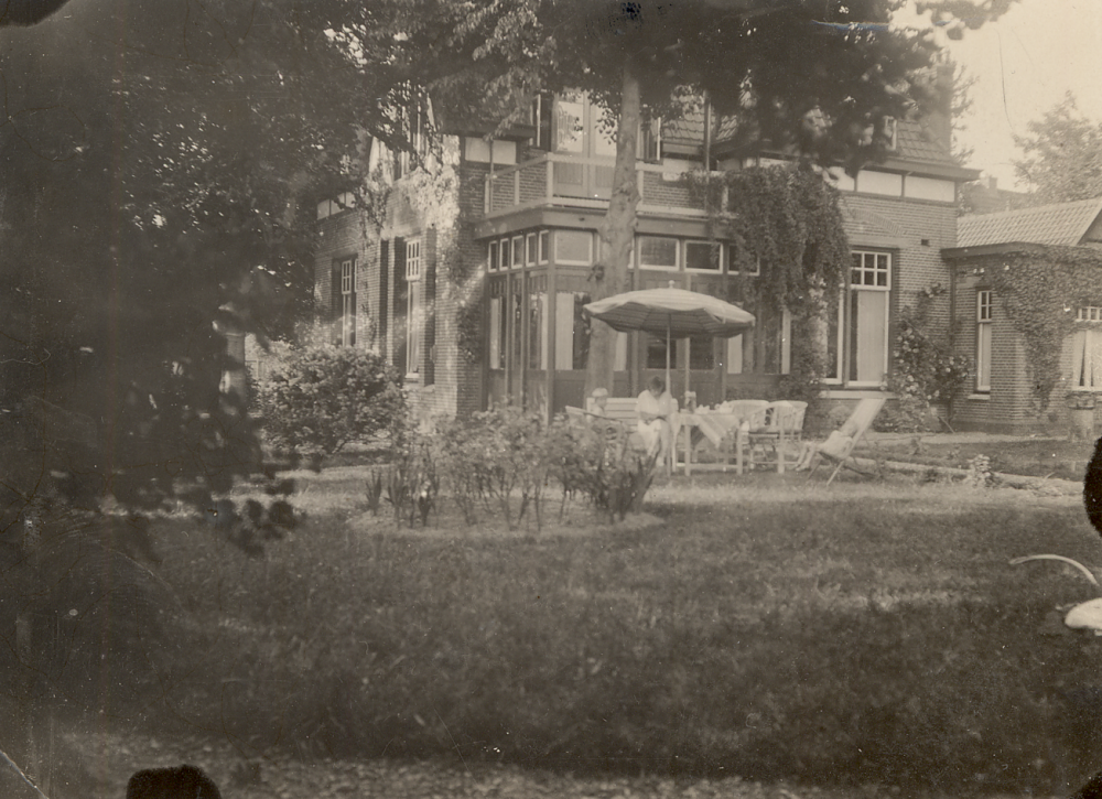 Bekijk detail van "HV09130: De Tuin van 'De Merelhof' aan de Vecht in Hardenberg."