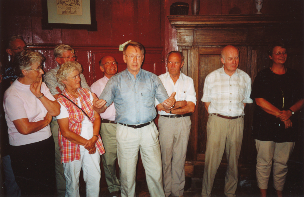 Bekijk detail van "HV09220B: <span class="highlight">Kleppertoer</span> van de HvH bij een bezoek aan een museumboerderij in Schoonebeek."