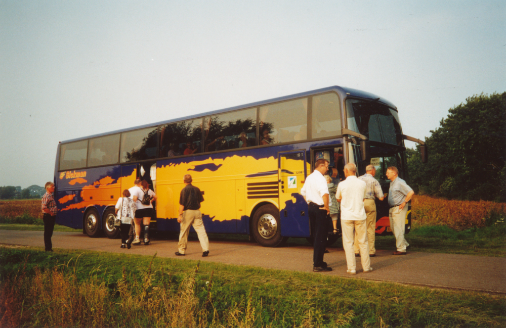 Bekijk detail van "HV09220D: <span class="highlight">Kleppertoer</span> van de HvH bij een bezoek aan een museumboerderij in Schoonebeek."