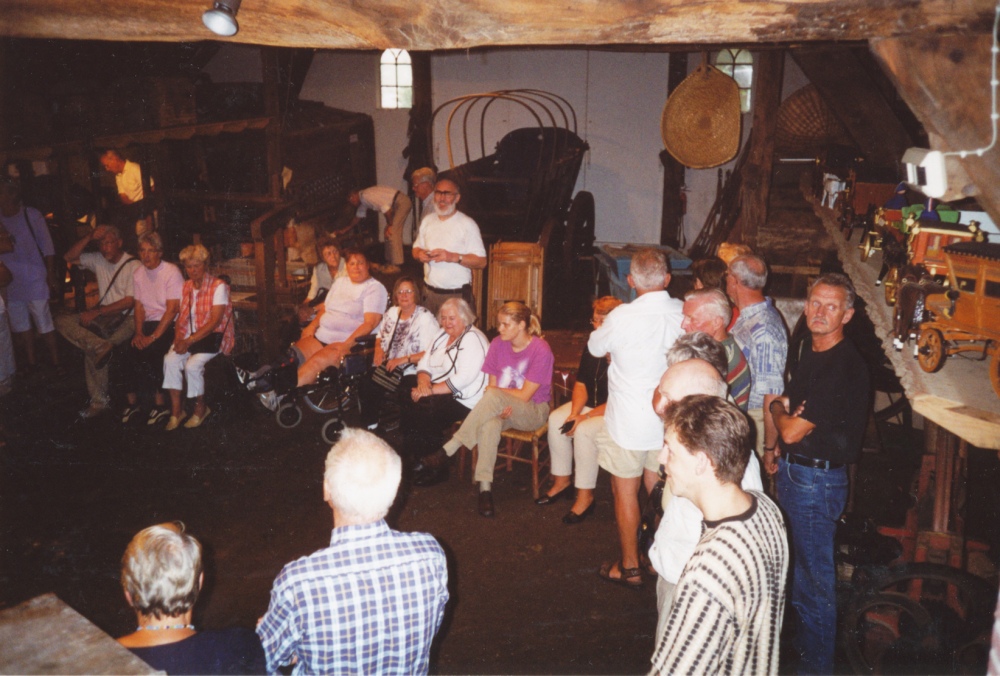 Bekijk detail van "HV09220G: <span class="highlight">Kleppertoer</span> van de HvH bij een bezoek aan een museumboerderij in Schoonebeek."