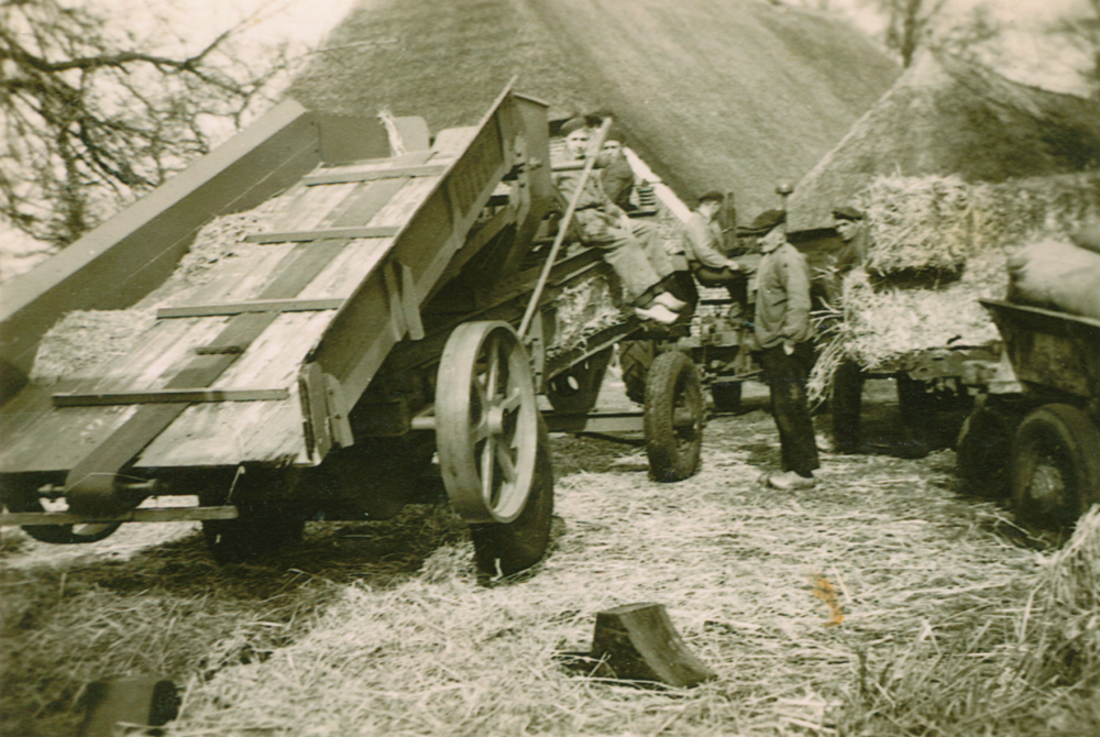 Bekijk detail van "HV09232: Strobalen maken."