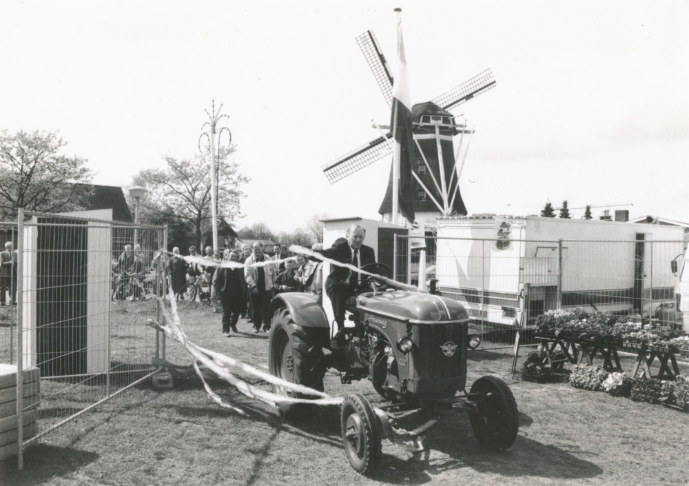 Bekijk detail van "HV09439: De Opening van een tentoonstelling door burgemeester Smit op een trekker tijdens een landbouwdag  op De Brink in Heemse."