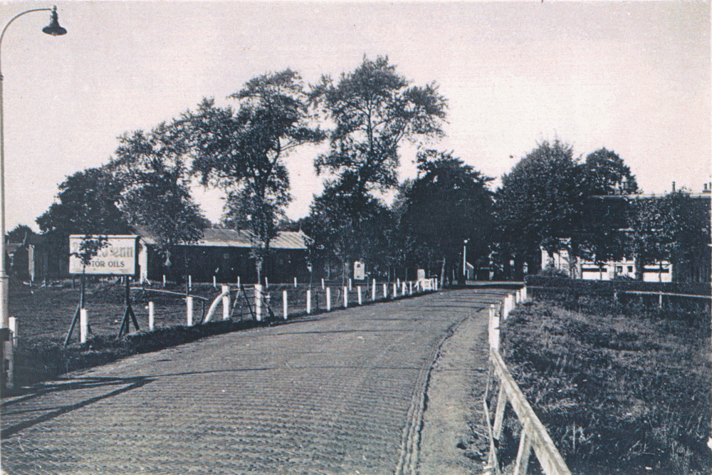 Bekijk detail van "HV09477: De Tramremise (links) in Heemse, rechts café Koeslag."